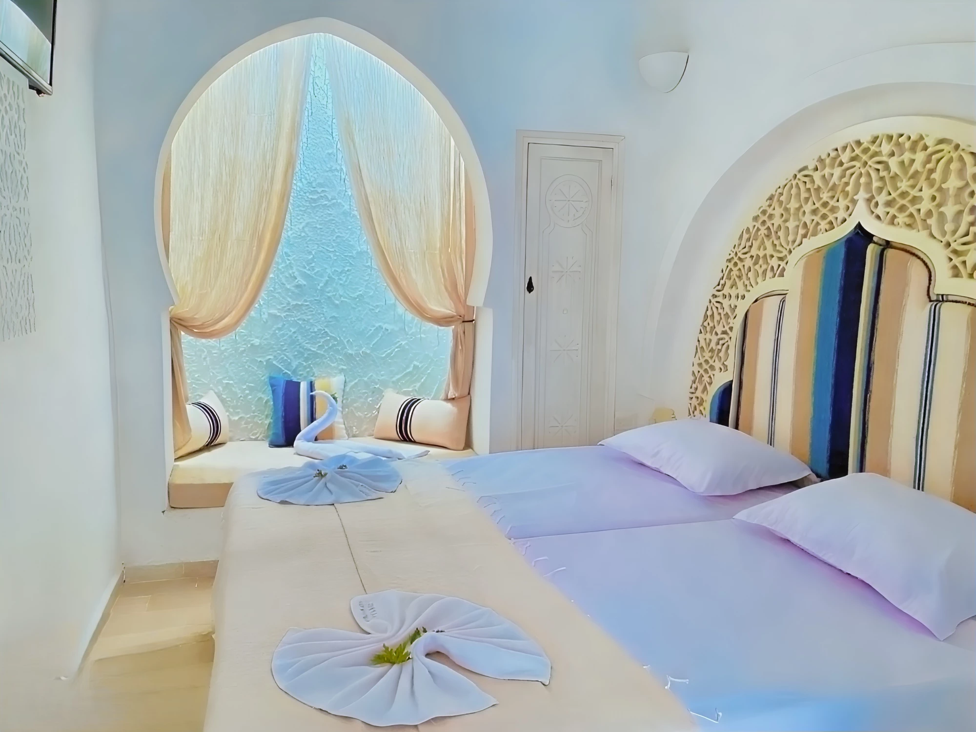 Chambre standard djerbienne avec lit sur doukkena à Midoun