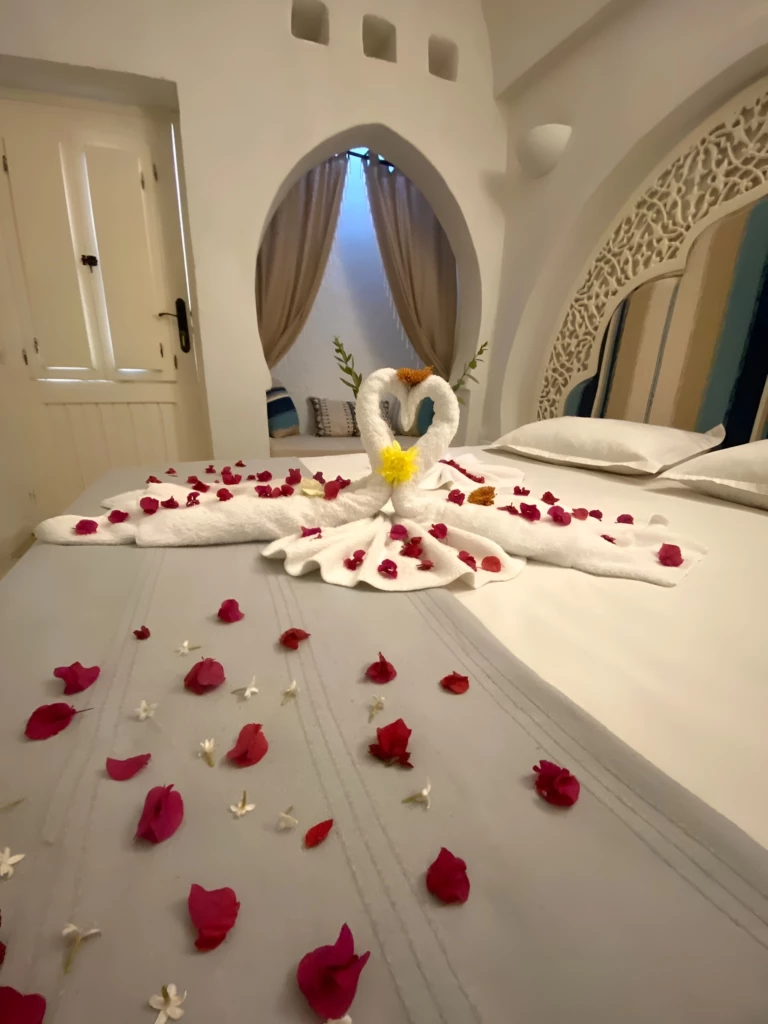 Décoration romantique d’une chambre pour amoureux à l’Hôtel Djerba Authentique à Djerba